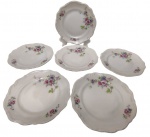 C.T. Poland - Oito pratos rasos em porcelana polonesa esmaltada, com decoração floral policromada, bordas recortadas e filetadas a ouro. Marcadas na base. Medidas: 25 cm.