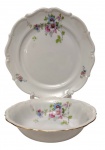 C.T. Poland - Saladeira e travessa redonda em porcelana polonesa esmaltada, com decoração floral policromada, bordas recortadas e filetadas a ouro. Marcadas na base. Medidas: 6 x 22,5 cm e 33 cm