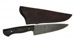 Cutelaria. Faca de caça com lâmina em aço carbono, cabo em madeira escura e bainha em couro. Apresenta marcas de uso e discretos pontos de oxidação na lâmina, compatíveis com o tempo. Medidas: com bainha 7 x 39 cm; sem bainha 5 x 37 cm.