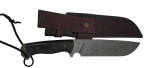 Cutelaria. Faca de caça com lâmina em aço carbono, cabo em madeira escura, em cordão e bainha em couro. Apresenta acabamento robusto e marcas de uso compatíveis com o tempo. Medidas: com bainha 7 x 41 cm; sem bainha 5 x 38 cm.