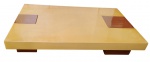 Mesa de centro em madeira com acabamento em laca, tampo retangular com aplicações decorativas em tom contrastante e base dupla de linhas retas. Apresenta pequenos desgastes na base, compatíveis com o uso. Medidas: 38 x 150 x 100 cm.