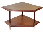 Antiga mesa anos 50, confeccionada em madeira com 2 estágios e pé palito. Med:63 x 60 x 60 cm.