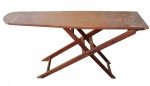 Antiga tábua de passar em madeira, anos 50/60. Medindo: 132 x 30 x 78 cm. Necessita restauro