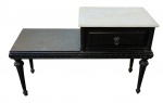 Mesa para telefone Art Deco, anos 50/60, em madeira nobre, ricamente entalhada e torneada, com uma gaveta frontal, encimada por tampo em mármore. Medindo: 98x42x60 cm.