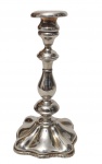 Antigo e imponente castiçal em metal espessurado a prata, base quadrada. Manufatura na base. Medindo:22,5 x 11,5 cm.