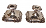 Antigo par de castiçais em metal espessurado a prata, marcando. Medindo:10 x 7,5 cm.
