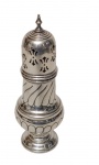 Sheffield. Antigo polvilhador em metal espessurado a prata, marcando na base. Corpo torneado, ornamentado com frisos e reservas gravadas, apresentando tampa perfurada removível com arremate em pináculo. Medidas: 18 x 5 cm.