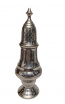 Antigo e imponente polvilhador em metal espessurado a prata, com tampa removível perfurada e arrematada por pináculo. Medidas: 21 x 6 cm.