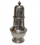 Antigo e imponente polvilhador em metal espessurado a prata. Corpo torneado sobre base circular, com tampa removível perfurada e arrematada por pináculo. Medidas: 18 x 6 cm.