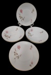 Rosenthal Germany. Conjunto com 6 pratos de sobremesa em porcelana esmaltada, decorados com delicados motivos florais policromados e bordas filetadas a ouro. Manufatura no verso. Medidas: 19 cm de diâmetro.