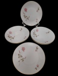 Rosenthal Germany. Conjunto com 6 pratos de sobremesa em porcelana esmaltada, decorados com delicados motivos florais policromados e bordas filetadas a ouro. Manufatura no verso. Medidas: 19 cm de diâmetro.