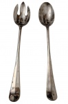 Duas peças para servir em metal espessurado a prata, sendo uma colher e um garfo de salada.  Medidas: 32 cm.