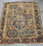 Tapete Shiraz antigo, confeccionado em lã, de manufatura oriental. Medidas: 166 x 129 cm.