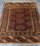 Tapete Bokhara persa antigo, aproximadamente 80 anos, confeccionado em lã, em excelente qualidade e estado de conservação, acompanhada de tela antiderrapante aplicada no verso. Medidas: 180 x 130 cm.