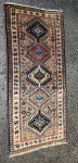 Passadeira Yalameh, confeccionada em lã, de manufatura oriental. Medidas: 123 x 58 cm.