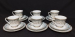 Noritake, coleção Polonaise, porcelana japonesa Policromada Oriental com bordas e flores ornadas a ouro contendo seis xícaras, seis pires e seis pratos de pão. Medidas 9 cm, 15 cm e 18cm