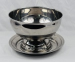Grande champanheira em inox com bandeja para coletar a água do gelo derretido ou condensada e evitar que ela escorra para a mesa, além de coletar possíveis respingos ao servir a bebida. Medindo: 25 x 38 cm e 5 x 40 cm.