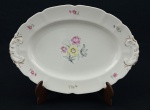 PIRKEN HAMMER AVIGNON/CZECHESLOVAQUA. Travessa em porcelana oval  tcheca, modelo Avignon, com detalhes florais, bordas com ondulações e pegas na peça em relevo trabalhadas com filetação em ouro. Peças com o selo Czechoslovakia indicam produção durante o período em que o país existia, tipicamente valorizadas por este motivo. Medindo: 26 x 37 cm.