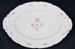 PIRKEN HAMMER AVIGNON/CZECHESLOVAQUA. Travessa em porcelana oval  tcheca, modelo Avignon, com detalhes florais, bordas com ondulações e pegas na peça em relevo trabalhadas com filetação em ouro. Peças com o selo Czechoslovakia indicam produção durante o período em que o país existia, tipicamente valorizadas por este motivo. Medindo: 40 x 28 cm.