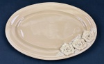 LUIS SALVADOR.  Grande travessa oval em cerâmica vitrificada na tonalidade bege com aplicações de delicadas rosas em alto relevo. Medindo: 3 x 51 x 35 cm. Craquelê.