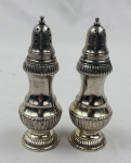Par de polvilhadores japoneses em excelente metal espessurado à prata. Etiqueta no verso. Medindo: 10 cm