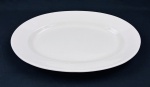 J&G MEAKIN. Grande travessa oval em faiança branca inglesa com borda larga  linha SOL. Marcado e com selo numérico de registro no verso. Medindo: 5 x 52 x 37 cm. Craquelê, discreto bicado.