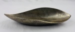 Centro de mesa da marca Home Style, modelo Lorien, feito em metal dourado com acabamento texturizado. Medindo: 8 x 46 x 18 cm.