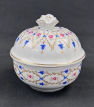 LIMOGES. Porta jóia em porcelana francesa da marca Porcelaine Florence. O selo indica que a peça foi  genuinamente fabricada e decorada em Limoges/França e a marca  Garantie OR FIN  sugere que os detalhes dourados são feitos com ouro fino. Marcado no verso.  Medindo: 12 x 10 cm.