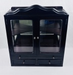 Bar suspenso em madeira  com  pintura escura fosca  com fundo espelhado,  duas portas frontais de vidro, interior com porta taças e espaço para as garrafas, prateleira com dois puxadores para apoio e duas gavetas  inferiores para organização de acessórios de bar. Medindo: 70 x 58 x 22 cm.