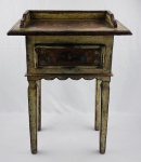 Antigo aparador de madeira com acabamento em pátina e pintura decorativa de influência provençal, possui gaveta na parte frontal, tampo com pintura figurativa. Devido a sua antiguidade essas peças eram feitas em formão e cuja procedência vem de antiga fazenda no Vale do Paraíba onde servia como apoio para imagem sacra. Possui desgastes do tempo. Medindo: 85 x 32 x 60 cm.