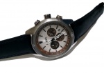 Fashion Luxo Coleção, Esportivo Relógio Fossil Retrô, Cronógrafo, 6 Ponteiros. Quartz. Caixa em Aço medindo 44mm de diâmetro. Vidro de Cristal com leves marcas, Mostrador prateado. Calendário entre 4 e 5 hs. Fundo em Aço de Rosca. Máquina Quartz original com bateria nova. Pulseira em couro nova.