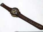 Fashion Luxo Coleção, Esportivo Relógio da Michael Kors Cronógrafo, Marrom e Plaque de Ouro, medindo 39mm de diâmetro, 6 Ponteiros, Vidro Cristal, Calendário. Coroa original assinada. Fundo em Aço de rosca. Máquina quartz funcionando. Pulseira em couro nova cor marrom
