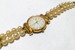 Fashion Luxo Coleção, Relógio Maiorca Technos em Plaque de Ouro, medindo 26mm de diâmetro, Vidro Cristal, Segundeiro Central. Algarismos Arábicos grandes, Fundo em Aço de rosca. Máquina quartz funcionando. Pulseira com Pérolas medindo 17,5cm