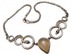 Vintage Fashion Luxo Jóias, Colar Cleópatra em Prata de Lei, com Pedra Quartzo Rosa em formato de Gotas, guarnecido por serpentes, Fecho em S com Pedra Granada no centro, medindo 59,5cm. Peso total 49,40gr
