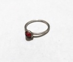 Fashion Luxo Jóias, Anel PANDORA Solitaire em Prata de Lei 925, com Granada lapidada, Aro 17. Peso total 1,70gr. (Contrastes Gravados ALE 54 - Homenagem a Algot Enevoldsen, pai do fundador e 54 de circunferência interna, ou Aro 17,2mm)