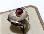 Fashion Luxo Jóias, Exótico Anel Modernista em Prata de Lei, com Ametista, Duplos Aros 17. Peso total 8,81gr