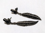 Vintage Luxo Jóias, Par de Brincos Pendentes, em Prata de Lei, representando Penas cravejadas com Marcassitas, e Pedras Escuras em Gotas, medindo 5,5cm. Peso total 7,75gr