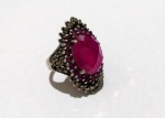 Vintage Luxo Jóias, Anelão Art Deco em Prata de Lei 925, com Ruby lapidado e Cristais Rubys incrustados com Marcassitas. Aro 18. Peso total 12,71gr