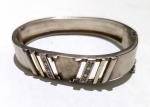 Vintage Luxo Jóias, Bracelete em Prata de Lei, com desenhos geométricos vazados, fileira de cristais e barrinha com filete de ouro, medindo 5,7cm de diâmetro interno, 6,4cm de diâmetro externo, 1,2cm largura. Fecho baioneta com trava. Peso total 25,50gr