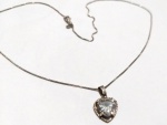 Fashion Luxo jóias, Colar Coração em Prata de Lei, com Cristais cravejados, medindo 50,5cm. Peso total 4,61gr. Fecho mosquetão com interior em metal