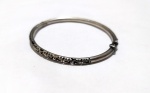 Vintage Fashion Luxo Jóias, Bracelete em Prata de Lei, medindo 5,9cm de diâmetro interno e 6,4cm de diâmetro externo. Com parte central de detalhes vazados. Encaixe Baioneta com trava. Peso total 7,75gr
