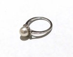 Fashion Luxo Jóias, Anel Clássico com Pérola e Cristais em Prata de Lei 925, Contrastes C 925 Fire, Aro 18. Peso total 3gr