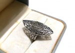 Vintage Luxo jóias, Anelão Art Deco Filigranado em Arabescos e com Marcassitas em Prata de Lei, medindo 3,8cm. Aro 16. Peso total 8.01gr