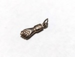 Vintage Jóias, Delicado Pingente Figa em Prata de Lei, medindo 1,6cm. 
