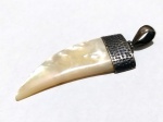 Vintage Fashion Jóias, Pingente Amuleto representando Dente, em Madre Pérola e com Base e Argola em Prata de Lei 925, medindo 5,2cm, sem contar a argola