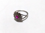 Vintage Fashion Luxo Jóias, Lindo Anel Chuveiro com Rubi Rosa lapidado e Cristais incrustados, em Prata de Lei, Aro 18. Peso total 2,18gr