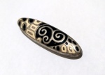 Fashion Luxo Jóias, Longo Pingente Talismã Indonésio em Prata de Lei 925 e Esmaltado, medindo 8,4cm. Peso total 17,75gr