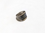 Fashion Luxo Jóias, Bonito Anel Celta de 6 linhas em Prata de Lei, com 2 filetes em ouro, Aro 17. Peso total 6,15gr