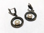 Vintage Fashion Luxo Jóias, Par de Brincos Pentendes de Pérolas em Prata de Lei e Marcassitas, medindo 3,2cm. Peso total 6,77gr