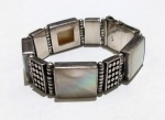 Vintage Fashion Luxo Jóias, Linda Pulseira Bracelete em Prata de Lei 925 e Madre Pérolas, medindo 16cm por 1,5cm de largura. Encaixe de pressão. Peso total 40,59gr